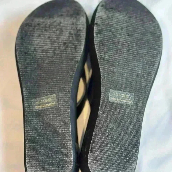 Black Beachy Flip Flop with silver chain and beach accents (Size 8M) - Picture 5 of 7